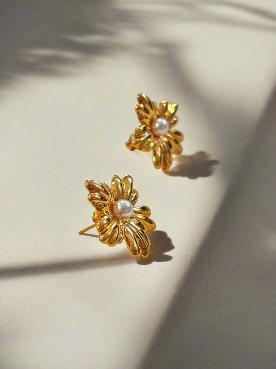 NOYA - Orecchini Fiore Con Perla Nera e Bianca